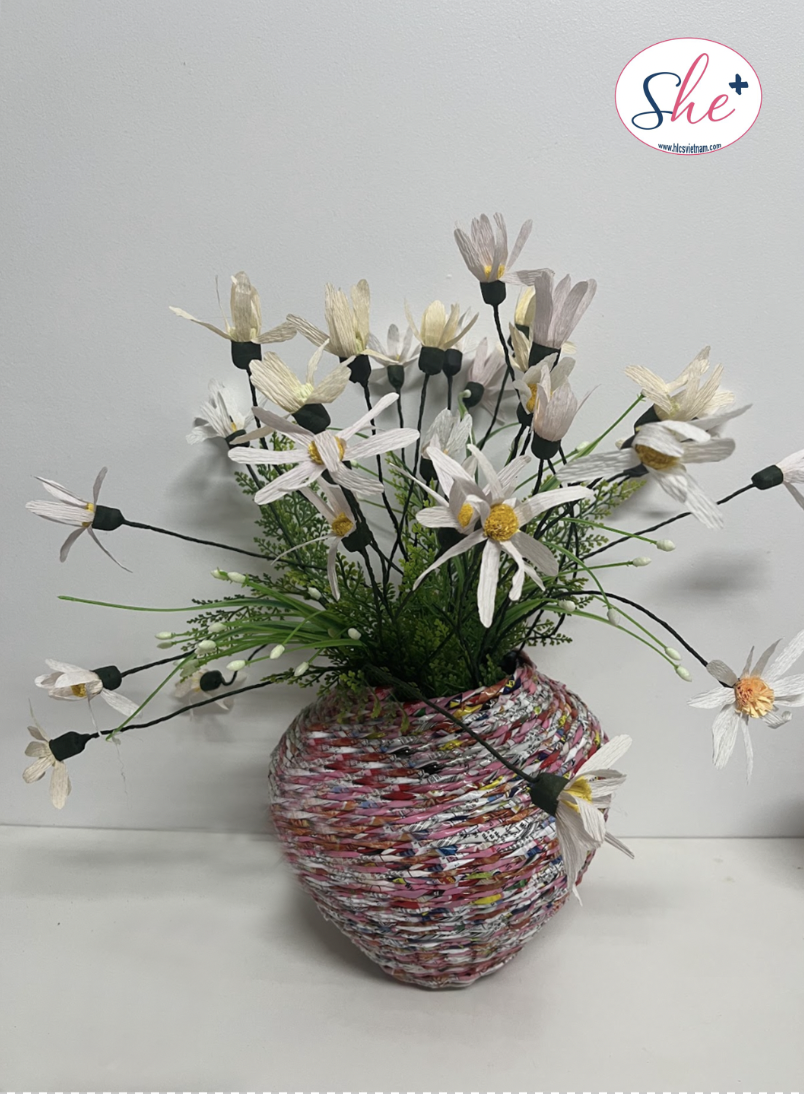 Lọ hoa handmade từ vỏ mì tôm
